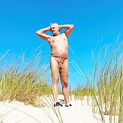 Valerius offert nu dans les dunes de la plage