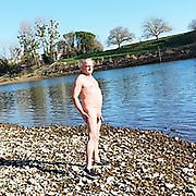 Valerius se balade nu au bord de l'eau