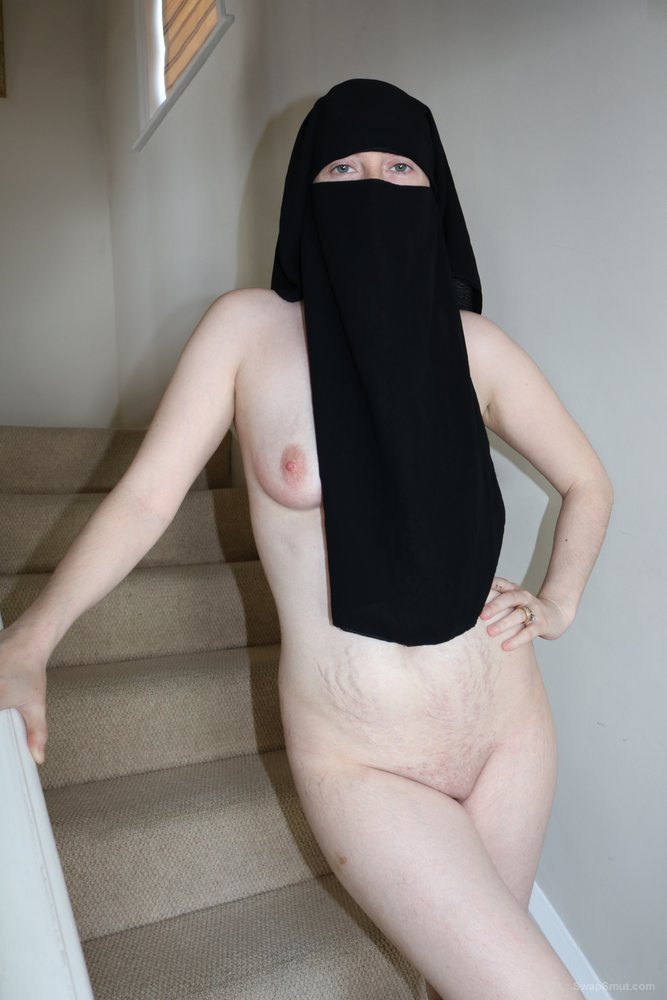 British Wife Posing Nude In Niqab