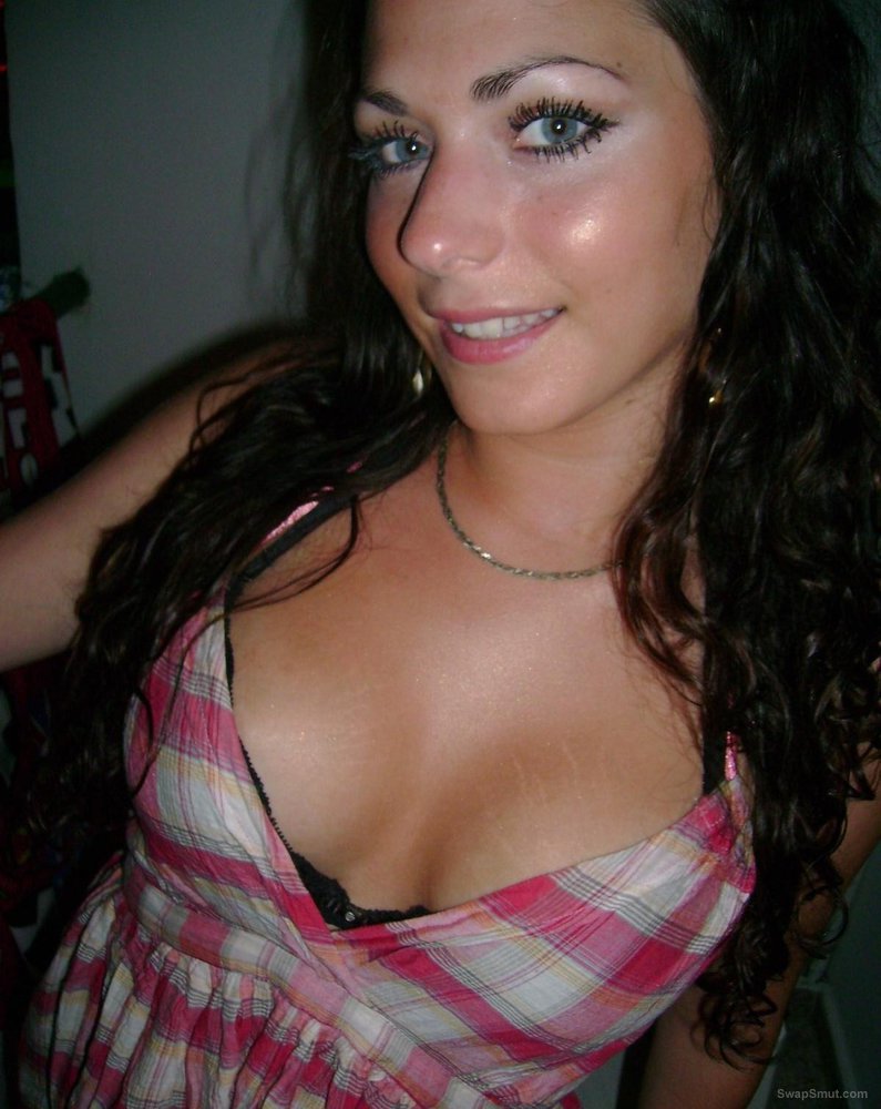 pretty amateur with great cleavage sexyukgirl