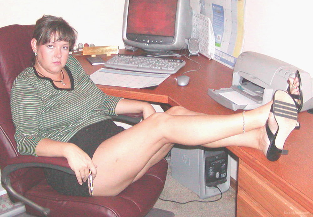 Mature Secretary Posing Nude - Sexy Mature Secretary Posing Nude at the office desk